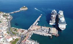 Ege’nin kapısı açık: Kuşadası’na iki dev gemi yanaştı