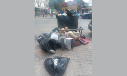 Konak'ta işlek cadde çöp yığınına döndü!