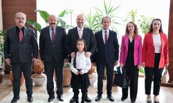 Başkanlık koltuğu minik Doğay’a devredildi! Menemen’de 23 Nisan coşkusu büyüledi