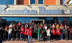 Maaşları ödenmeyen Karabağlar Belediyesi işçileri iş bıraktı