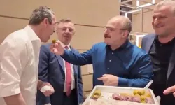Ali Koç, AK Partili Varank'ın elinden baklava yedi