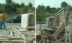 Çeşme'de kaza: Odun yüklü araç devrildi!