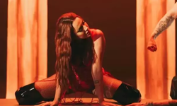 Hadise sahnede kendini tutumadı!