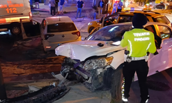 İzmir Buca'da sürücü direğe çarptı: Araç kullanılamaz hale geldi!
