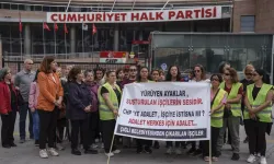 Çiğli Belediyesi'nden işten atılan emekçiler, CHP Genel Merkezi önünde yatıyorlar