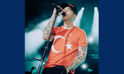 OneRepublic'in solisti Tedder, sahneye Türk Bayraklı tişörtle çıktı