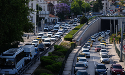 İzmir'de grev etkisi: Otobüs duraklarında yoğunluk, trafikte kilitlenme