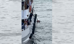 İzmir'de bir kişi vapurdan atladı!
