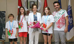 Voleybol ve yüzmede Karşıyaka rüzgarı esti: Kupa ve madalyalarla Başkan Ünsal’a ziyaret