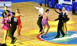 İzmir’de dansçılar kıyasıya yarıştı