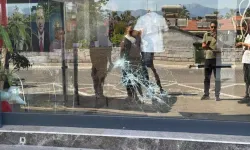Provokasyona dikkat, AK Parti binasına taşlı saldırı yapıldı