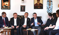 Başkan Tugay, saldırının ardından Genel Başkan Özgür Özel'i ziyaret etti