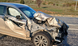 Volvo marka otomobil traktöre çarptı!