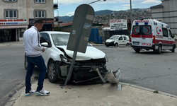 İzmir Karabağlar’da iki araç çarpıştı: Yaralılar var!