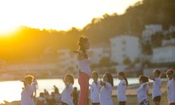 Dünya Yoga Günü’nde Bayraklı sahili nefes aldı