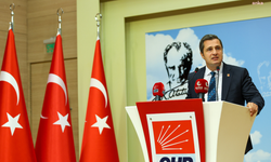 Deniz Yücel'den Cemil Tugay'a sert sözler: Cemil Tugay'ın laf yetiştirmeyi bırakıp Belediye Başkanlığı yapması lazım