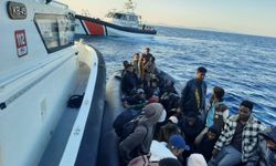 İzmir açıklarında 54 göçmen Sahil Güvenlik’e yakalandı
