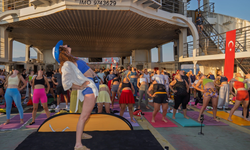 Denizin ortasında yoga: İzmirliler Dünya Yoga Günü'nü feribotta kutladı
