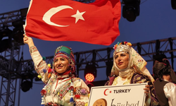 Ayvalık’ta kültür şöleni: 6 ülkeden 400 dansçı sahnede buluştu