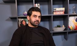 Bayhan konser sırasında yere düştü!