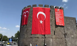 Diyarbakır surlarına MHP ve Türk bayrakları asıldı