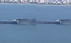 İzmir Körfezi’nde yük gemisinden dumanlar yükseliyor