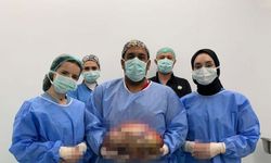 Kadın hastanın karnından 10 kiloluk kitle çıkarıldı