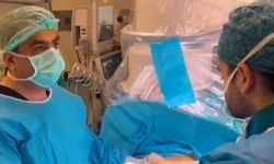 Minik hastaya büyük müdahale: 2 yaşındaki bebeğin böbreğinden taş alındı
