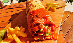 Yasemin Döner’den Karşıyaka’ya gerçek Hatay dürüm lezzeti