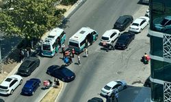 Bayraklı’da dolmuşla motosiklet çarpıştı