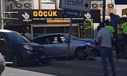 Buca İşçievleri yolunda direğe çarpan araç maddi hasarlı kazaya karıştı