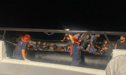 İzmir'de insan kaçakçılığı operasyonu: 83 göçmen kurtarıldı
