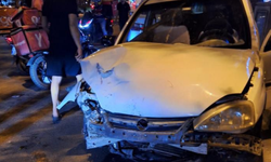 Bornova’da ehliyetsiz sürücü iki araca çarptı