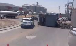 Foça Kavşağı’nda kamyon devrildi!