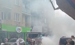 Sokak ortasında araba yanıyor