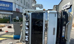 Konak’ta bağlanmayan kamyon devrildi