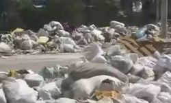 Karabağlar’da biriken çöpler vatandaşı isyan ettirdi