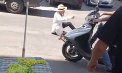 Karabağlar’da yol ortasında oturan vatandaş trafikte ilginç anlara neden oldu
