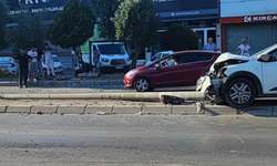 Karabağlar'da kontrolden çıkan otomobil direğe çarptı