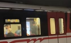 Metro’da iki genç bir adama saldırdı