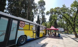 İzmir Büyükşehir Belediyesi Mobil İstihdam Aracı işsizlerle işverenleri buluşturuyor