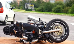 İzmir'de bariyerlere çarpan motosikletin ehliyetsiz sürücüsü öldü
