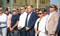 İzmir’de Porajmos’un 81. yılı anıldı, kırmızı karanfil bırakıldı