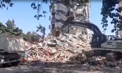 Sındırgı’da ağır hasarlı yapılarda yıkım başladı
