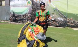 Dünya üçüncüsü sporcu kupayla indi
