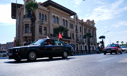 İzmir’de klasik otomobillerle prostat kanserine dikkat çektiler
