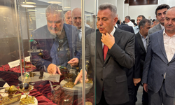 İzmir'de 'Kutsal Emanetler Sergisi' coşkuyla açıldı