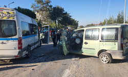 Manisa Demirci’de servis minibüsü ile otomobil çarpıştı: 9 yaralı