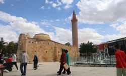 Şehrin ortasında 754 yıllık tarihi eser zamana direniyor