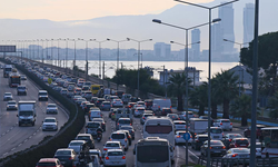 İzmirliler trafikte günde ortalama kaç saat geçiriyor?